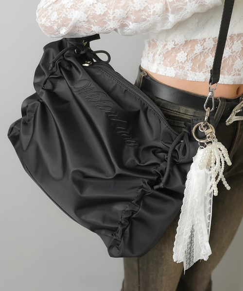 SPINNS（スピンズ）の「シャーリングナイロンショルダーバッグ バレエコア（ショルダーバッグ・レディース・レッド/ブラック・ONESIZE）」の4枚目の写真