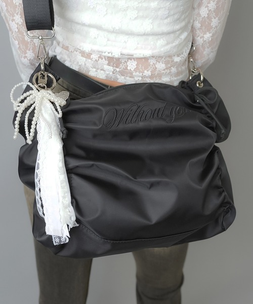 SPINNS（スピンズ）の「シャーリングナイロンショルダーバッグ バレエコア（ショルダーバッグ・レディース・レッド/ブラック・ONESIZE）」の3枚目の写真