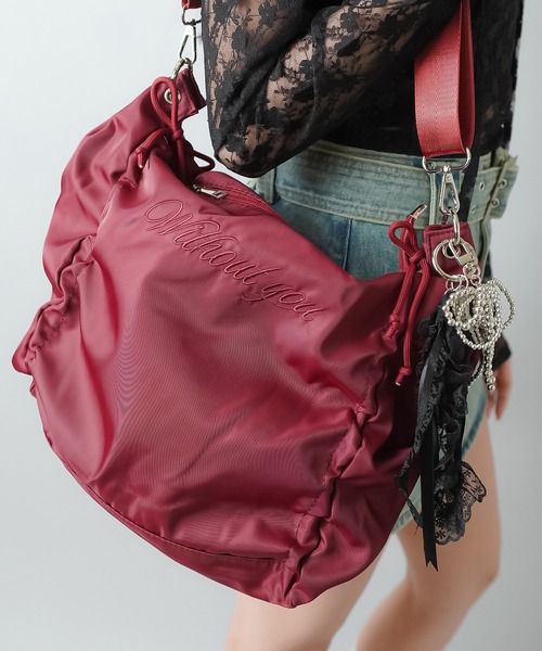 SPINNS（スピンズ）の「シャーリングナイロンショルダーバッグ バレエコア（ショルダーバッグ・レディース・レッド/ブラック・ONESIZE）」の6枚目の写真