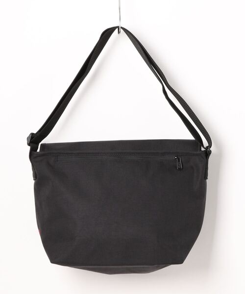 Manhattan Portage（マンハッタンポーテージ）の「NY Messenger Bag JR Back Pocket W/ Divider Magnet（メッセンジャーバッグ・メンズ・ブラック・MEDIUM）」の21枚目の写真