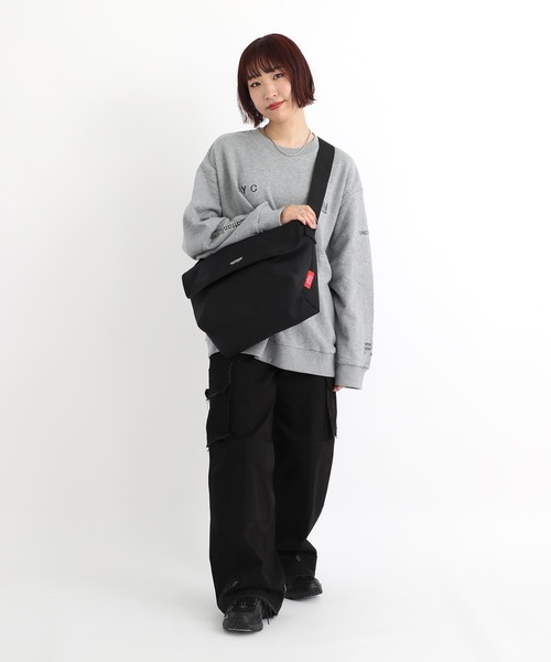 Manhattan Portage（マンハッタンポーテージ）の「NY Messenger Bag JR Back Pocket W/ Divider Magnet（メッセンジャーバッグ・メンズ・ブラック・MEDIUM）」の15枚目の写真