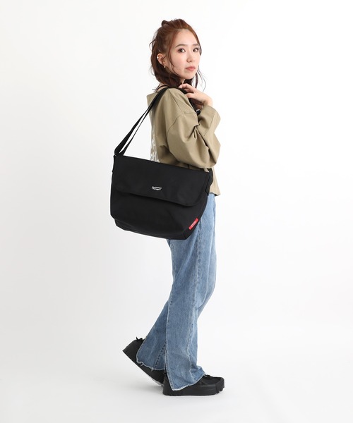 Manhattan Portage（マンハッタンポーテージ）の「NY Messenger Bag JR Back Pocket W/ Divider Magnet（メッセンジャーバッグ・メンズ・ブラック・MEDIUM）」の16枚目の写真