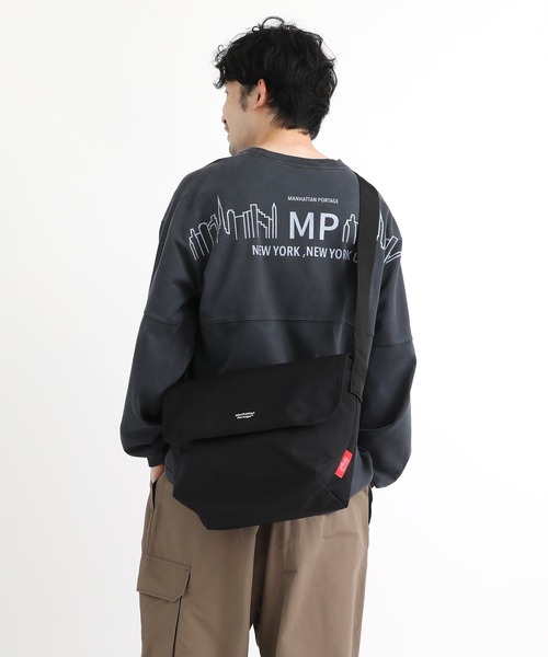 Manhattan Portage（マンハッタンポーテージ）の「NY Messenger Bag JR Back Pocket W/ Divider Magnet（メッセンジャーバッグ・メンズ・ブラック・MEDIUM）」の17枚目の写真