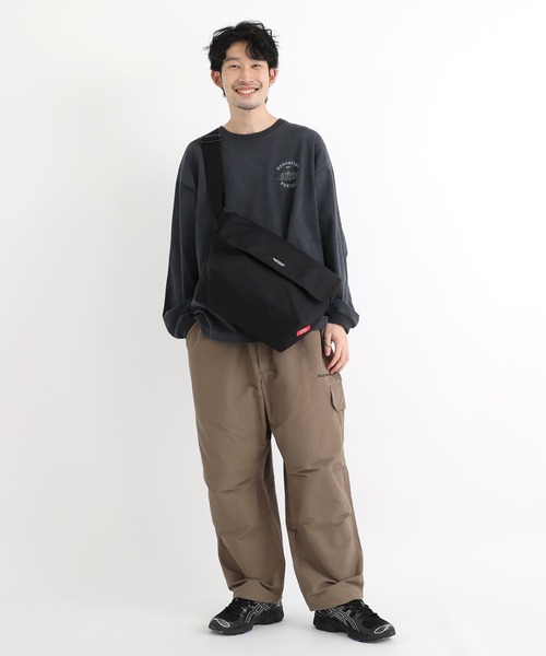 Manhattan Portage（マンハッタンポーテージ）の「NY Messenger Bag JR Back Pocket W/ Divider Magnet（メッセンジャーバッグ・メンズ・ブラック・MEDIUM）」の18枚目の写真