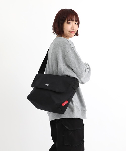 Manhattan Portage（マンハッタンポーテージ）の「NY Messenger Bag JR Back Pocket W/ Divider Magnet（メッセンジャーバッグ・メンズ・ブラック・MEDIUM）」の14枚目の写真