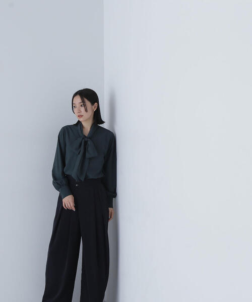 NATURAL BEAUTY BASIC（ナチュラルビューティーベーシック）の「◇アシメウエストタックパンツ（その他パンツ・レディース・ベージュ/ネイビー/ブルー・SMALL/MEDIUM）」の3枚目の写真