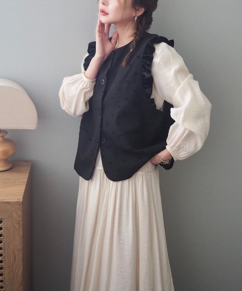 LAULEN（ローレン）の「ribbon pattern flare sleeve vest /リボンドットフリル袖ベスト（ベスト・レディース・ベージュ/ブラック・FREE）」の2枚目の写真