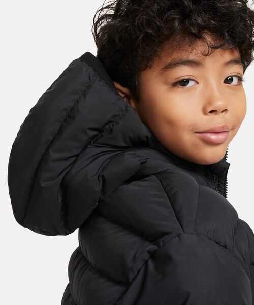 NIKE（ナイキ）の「ナイキ スポーツウェア ライトウェイト シンセティック フィル ジュニア ルーズ フーデッド ジャケット / Nike Sportswear Lightweight Synthetic Fill Big Kids' Loose Hooded Jacket FD2845-010 Black（ダウンジャケット/コート・キッズ・ブラック・130/140/150/160/170）」の3枚目の写真