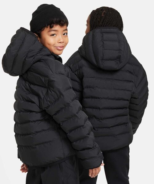 NIKE（ナイキ）の「ナイキ スポーツウェア ライトウェイト シンセティック フィル ジュニア ルーズ フーデッド ジャケット / Nike Sportswear Lightweight Synthetic Fill Big Kids' Loose Hooded Jacket FD2845-010 Black（ダウンジャケット/コート・キッズ・ブラック・130/140/150/160/170）」の4枚目の写真