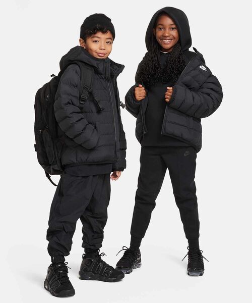 NIKE（ナイキ）の「ナイキ スポーツウェア ライトウェイト シンセティック フィル ジュニア ルーズ フーデッド ジャケット / Nike Sportswear Lightweight Synthetic Fill Big Kids' Loose Hooded Jacket FD2845-010 Black（ダウンジャケット/コート・キッズ・ブラック・130/140/150/160/170）」の6枚目の写真