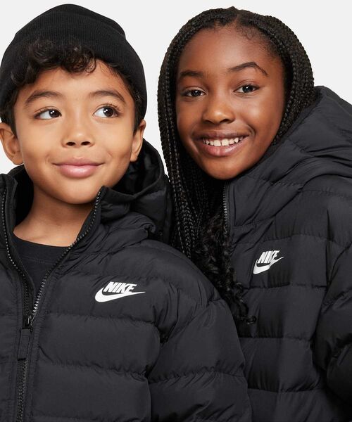 NIKE（ナイキ）の「ナイキ スポーツウェア ライトウェイト シンセティック フィル ジュニア ルーズ フーデッド ジャケット / Nike Sportswear Lightweight Synthetic Fill Big Kids' Loose Hooded Jacket FD2845-010 Black（ダウンジャケット/コート・キッズ・ブラック・130/140/150/160/170）」の7枚目の写真