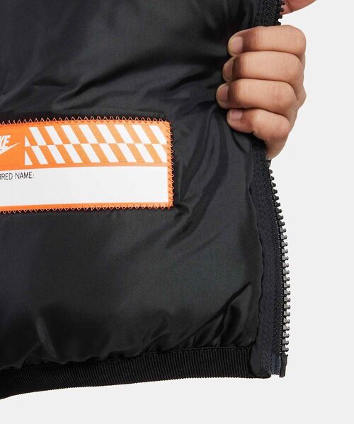 NIKE（ナイキ）の「ナイキ スポーツウェア ライトウェイト シンセティック フィル ジュニア ルーズ フーデッド ジャケット / Nike Sportswear Lightweight Synthetic Fill Big Kids' Loose Hooded Jacket FD2845-010 Black（ダウンジャケット/コート・キッズ・ブラック・130/140/150/160/170）」の8枚目の写真