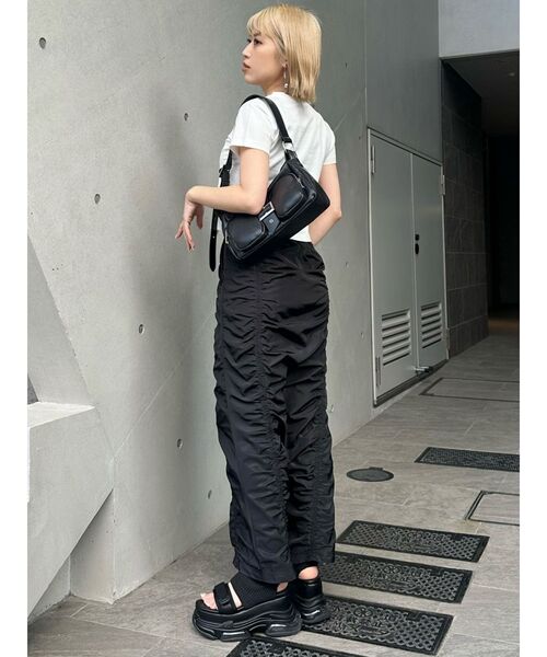 MURUA(ムルーア)の「ダブルポケットベルトバッグ(ハンドバッグ・レディース・ブラック/ブラウン・FREE)」の17枚目の写真