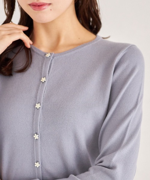 tocco closet（トッコ　クローゼット）の「パールフラワー釦ニットカーディガン（カーディガン/ボレロ・レディース・オフホワイト/グレイッシュブルー/レモンイエロー/ライトピンク・M）」の3枚目の写真