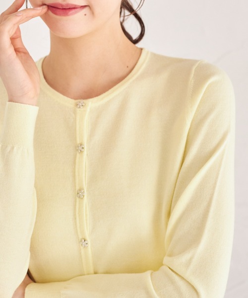 tocco closet（トッコ　クローゼット）の「パールフラワー釦ニットカーディガン（カーディガン/ボレロ・レディース・オフホワイト/グレイッシュブルー/レモンイエロー/ライトピンク・M）」の4枚目の写真