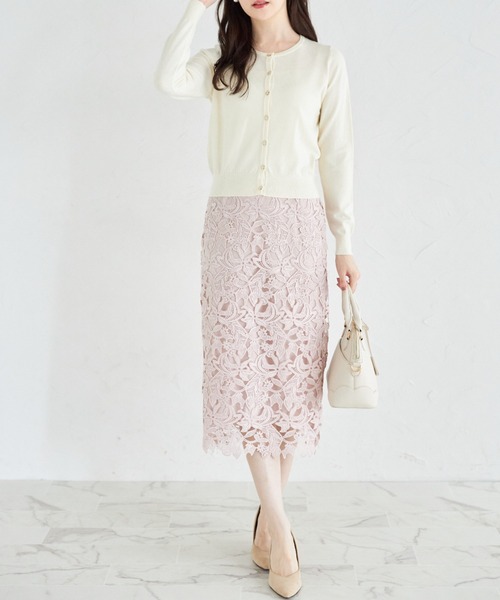 tocco closet（トッコ　クローゼット）の「パールフラワー釦ニットカーディガン（カーディガン/ボレロ・レディース・オフホワイト/グレイッシュブルー/レモンイエロー/ライトピンク・M）」の5枚目の写真