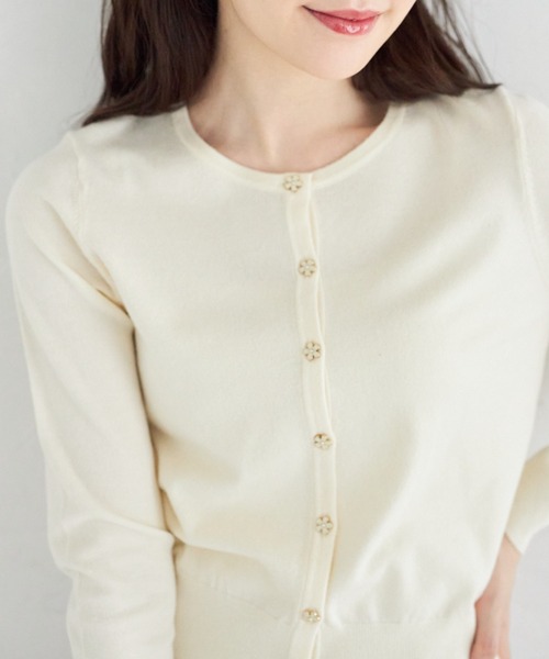 tocco closet（トッコ　クローゼット）の「パールフラワー釦ニットカーディガン（カーディガン/ボレロ・レディース・オフホワイト/グレイッシュブルー/レモンイエロー/ライトピンク・M）」の9枚目の写真