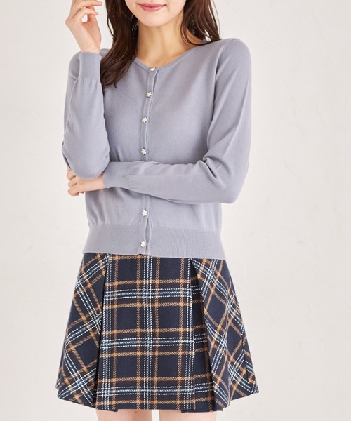 tocco closet（トッコ　クローゼット）の「パールフラワー釦ニットカーディガン（カーディガン/ボレロ・レディース・オフホワイト/グレイッシュブルー/レモンイエロー/ライトピンク・M）」の11枚目の写真