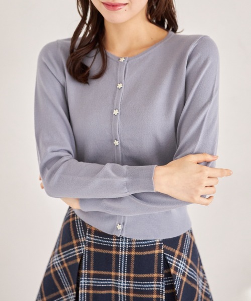 tocco closet（トッコ　クローゼット）の「パールフラワー釦ニットカーディガン（カーディガン/ボレロ・レディース・オフホワイト/グレイッシュブルー/レモンイエロー/ライトピンク・M）」の12枚目の写真