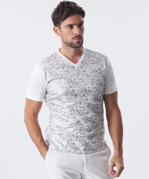 EPOCA UOMO(エポカウォモ)の「花柄箔プリントVネックカットソー(Tシャツ/カットソー・メンズ・ブラック/ホワイト・46/48)」の2枚目の写真