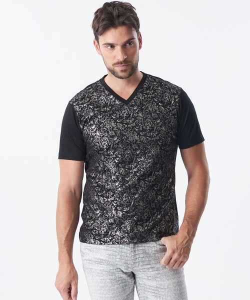 EPOCA UOMO(エポカウォモ)の「花柄箔プリントVネックカットソー(Tシャツ/カットソー・メンズ・ブラック/ホワイト・46/48)」の1枚目の写真