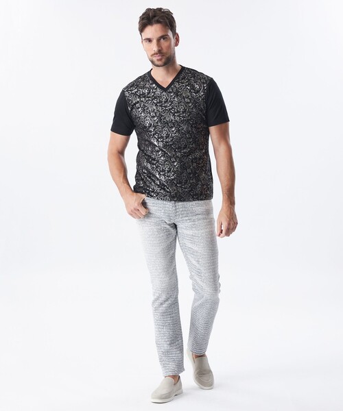 EPOCA UOMO(エポカウォモ)の「花柄箔プリントVネックカットソー(Tシャツ/カットソー・メンズ・ブラック/ホワイト・46/48)」の4枚目の写真