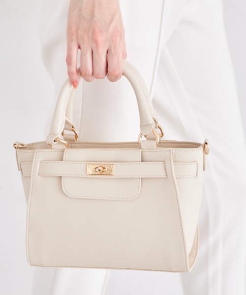 tocco closet(トッコ クローゼット)の「2WAYショルダー付きベルトデザインフェイクレザーバッグ(ショルダーバッグ・レディース・アイボリー/ブラック・FREE)」の1枚目の写真