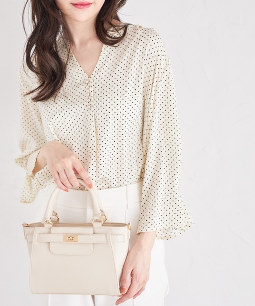 tocco closet(トッコ クローゼット)の「2WAYショルダー付きベルトデザインフェイクレザーバッグ(ショルダーバッグ・レディース・アイボリー/ブラック・FREE)」の21枚目の写真