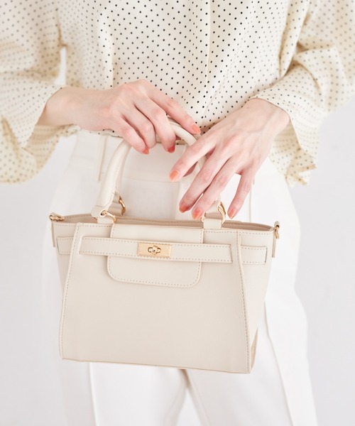 tocco closet(トッコ クローゼット)の「2WAYショルダー付きベルトデザインフェイクレザーバッグ(ショルダーバッグ・レディース・アイボリー/ブラック・FREE)」の20枚目の写真