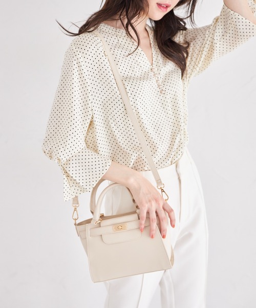 tocco closet(トッコ クローゼット)の「2WAYショルダー付きベルトデザインフェイクレザーバッグ(ショルダーバッグ・レディース・アイボリー/ブラック・FREE)」の19枚目の写真