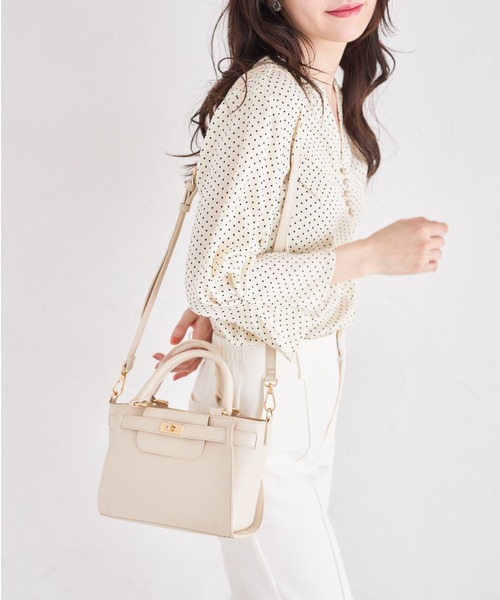 tocco closet(トッコ クローゼット)の「2WAYショルダー付きベルトデザインフェイクレザーバッグ(ショルダーバッグ・レディース・アイボリー/ブラック・FREE)」の18枚目の写真