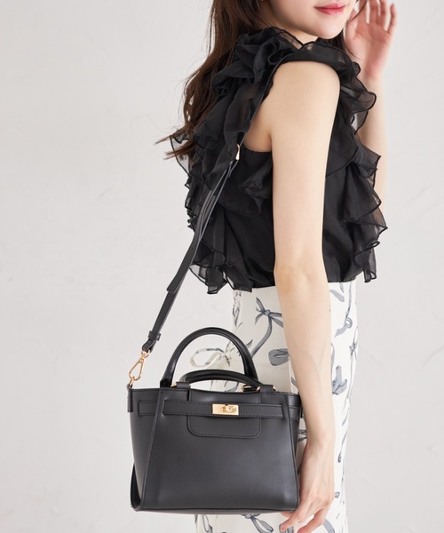 tocco closet(トッコ クローゼット)の「2WAYショルダー付きベルトデザインフェイクレザーバッグ(ショルダーバッグ・レディース・アイボリー/ブラック・FREE)」の16枚目の写真