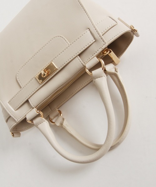 tocco closet(トッコ クローゼット)の「2WAYショルダー付きベルトデザインフェイクレザーバッグ(ショルダーバッグ・レディース・アイボリー/ブラック・FREE)」の11枚目の写真