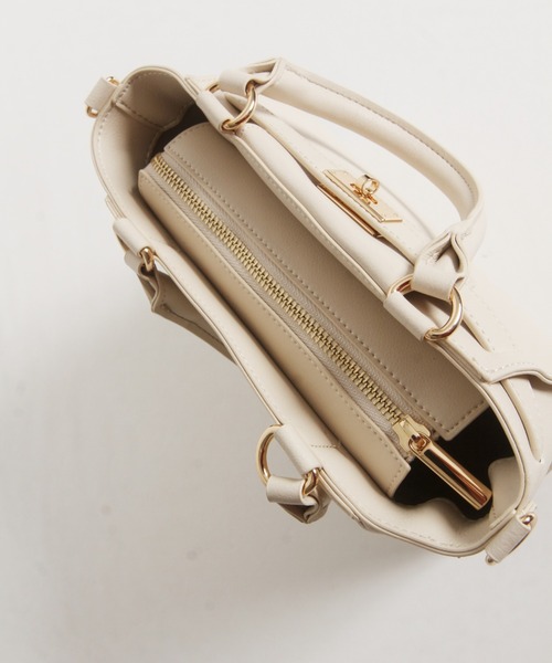 tocco closet(トッコ クローゼット)の「2WAYショルダー付きベルトデザインフェイクレザーバッグ(ショルダーバッグ・レディース・アイボリー/ブラック・FREE)」の9枚目の写真