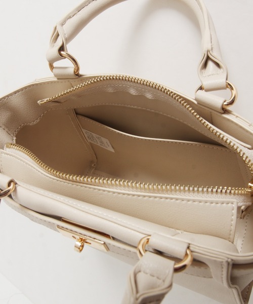 tocco closet(トッコ クローゼット)の「2WAYショルダー付きベルトデザインフェイクレザーバッグ(ショルダーバッグ・レディース・アイボリー/ブラック・FREE)」の7枚目の写真