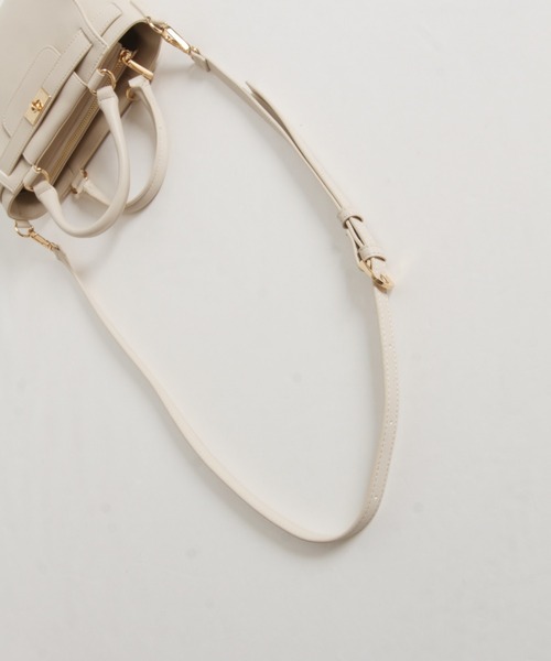 tocco closet(トッコ クローゼット)の「2WAYショルダー付きベルトデザインフェイクレザーバッグ(ショルダーバッグ・レディース・アイボリー/ブラック・FREE)」の6枚目の写真