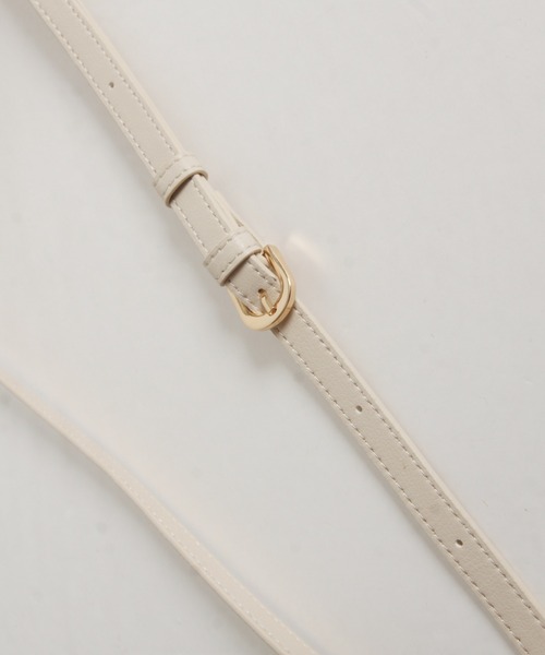 tocco closet(トッコ クローゼット)の「2WAYショルダー付きベルトデザインフェイクレザーバッグ(ショルダーバッグ・レディース・アイボリー/ブラック・FREE)」の5枚目の写真