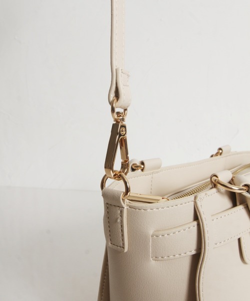 tocco closet(トッコ クローゼット)の「2WAYショルダー付きベルトデザインフェイクレザーバッグ(ショルダーバッグ・レディース・アイボリー/ブラック・FREE)」の4枚目の写真