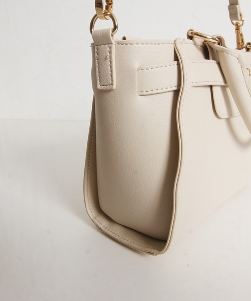 tocco closet(トッコ クローゼット)の「2WAYショルダー付きベルトデザインフェイクレザーバッグ(ショルダーバッグ・レディース・アイボリー/ブラック・FREE)」の3枚目の写真