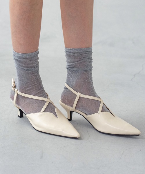 menue(メヌエ)の「Vカット クロスストラップパンプス(パンプス・レディース・ブラック/シルバー/アイボリー・22.5cm/23.5cm/24.5cm/25.5cm/23.0cm/24.0cm/25.0cm/26.0cm/21.5cm/22.0cm)」の2枚目の写真