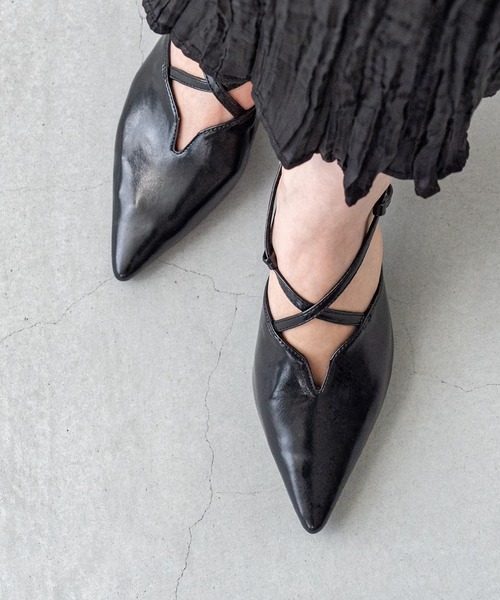 menue(メヌエ)の「Vカット クロスストラップパンプス(パンプス・レディース・ブラック/シルバー/アイボリー・22.5cm/23.5cm/24.5cm/25.5cm/23.0cm/24.0cm/25.0cm/26.0cm/21.5cm/22.0cm)」の3枚目の写真