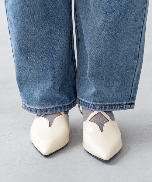 menue(メヌエ)の「Vカット クロスストラップパンプス(パンプス・レディース・ブラック/シルバー/アイボリー・22.5cm/23.5cm/24.5cm/25.5cm/23.0cm/24.0cm/25.0cm/26.0cm/21.5cm/22.0cm)」の5枚目の写真