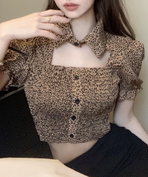 lilful(リルフル)の「シックパフスリーブ ショート丈 胸あき シャーリングデザイントップス(シャツ/ブラウス・レディース・ブラック/ブラウン・S/M)」の2枚目の写真