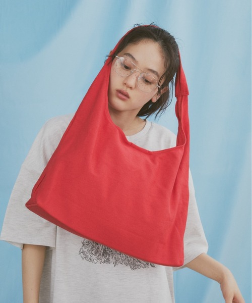 MERLOT（メルロー）の「【A4サイズ、14inch以下のノートPC収納可能】【ミニポーチ付き】カラーキャンバストートバッグ（トートバッグ・レディース・ブルー/ベージュ/レッド・FREE）」の3枚目の写真