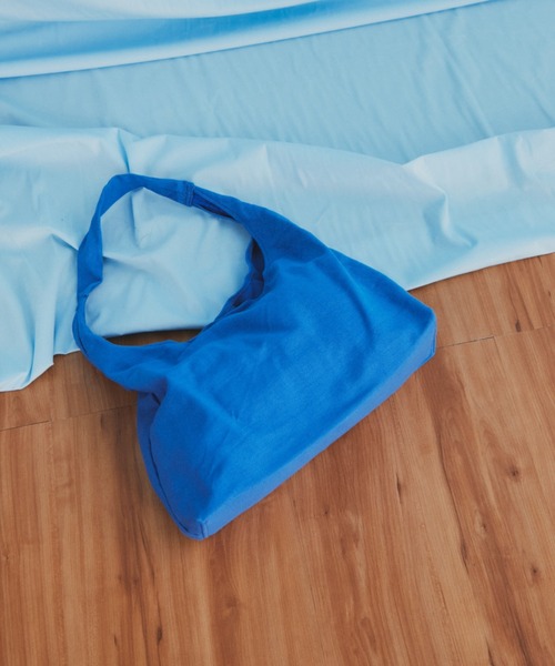 MERLOT（メルロー）の「【A4サイズ、14inch以下のノートPC収納可能】【ミニポーチ付き】カラーキャンバストートバッグ（トートバッグ・レディース・ブルー/ベージュ/レッド・FREE）」の2枚目の写真