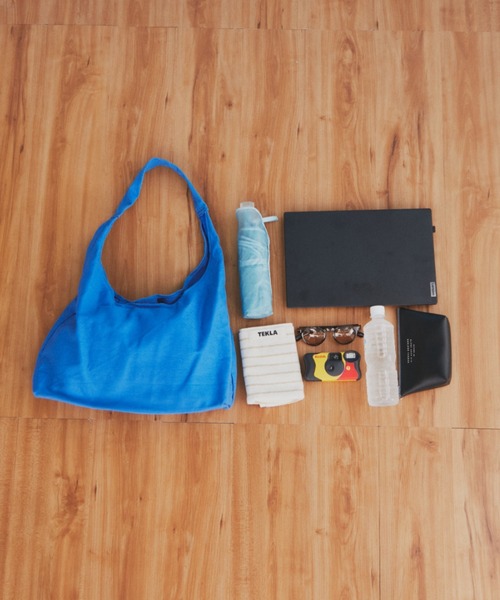 MERLOT（メルロー）の「【A4サイズ、14inch以下のノートPC収納可能】【ミニポーチ付き】カラーキャンバストートバッグ（トートバッグ・レディース・ブルー/ベージュ/レッド・FREE）」の4枚目の写真