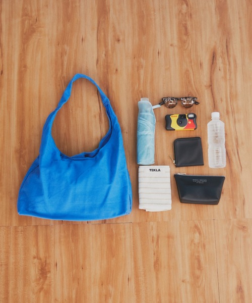 MERLOT（メルロー）の「【A4サイズ、14inch以下のノートPC収納可能】【ミニポーチ付き】カラーキャンバストートバッグ（トートバッグ・レディース・ブルー/ベージュ/レッド・FREE）」の5枚目の写真