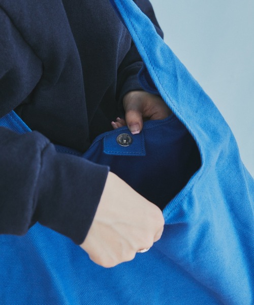 MERLOT（メルロー）の「【A4サイズ、14inch以下のノートPC収納可能】【ミニポーチ付き】カラーキャンバストートバッグ（トートバッグ・レディース・ブルー/ベージュ/レッド・FREE）」の7枚目の写真