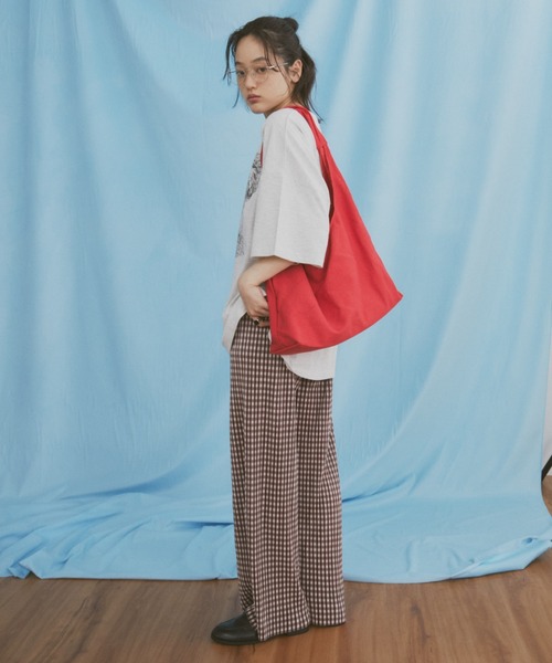 MERLOT（メルロー）の「【A4サイズ、14inch以下のノートPC収納可能】【ミニポーチ付き】カラーキャンバストートバッグ（トートバッグ・レディース・ブルー/ベージュ/レッド・FREE）」の13枚目の写真