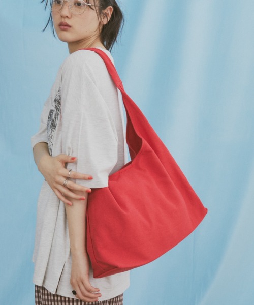 MERLOT（メルロー）の「【A4サイズ、14inch以下のノートPC収納可能】【ミニポーチ付き】カラーキャンバストートバッグ（トートバッグ・レディース・ブルー/ベージュ/レッド・FREE）」の12枚目の写真